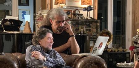 Una imagen de Sabina y Leon de Aranoa en el documental sintiéndolo mucho