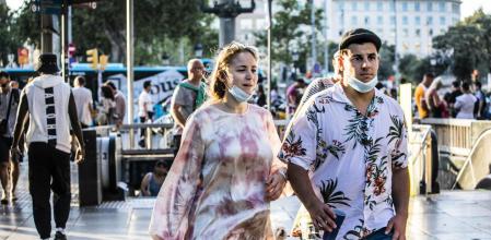 FOTO XAVIER CERVERA 30/07/2022 ALGUNA MASCARILLA EN LA CALLE (por ejemplo a la salida del metro) o de NORMALIDAD ABSOLUTA EN LAS CALLES para apertura Sociedad del domingo para el lunes en que analizamos la evolución de la pandèmia de covid, si es la más larga, la más impredecible, que el virus no desaparecerá, si habrá más olas... (imagenes en el centro d Barcelona, portal de l angel, plaça catalunya, les rambles, y ronda st Pere /rbla Catalunya)