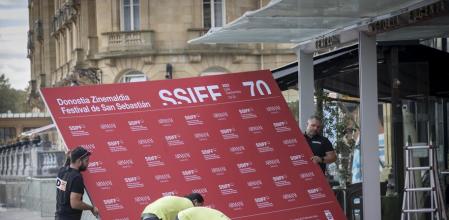 GRAFCAV9551. SAN SEBASTIÁN, 15/09/2022.- Operarios colocan la alfombra roja del Festival de San Sebastián este jueves, que ultima los preparativos para inaugurar mañana su 70 edición, en la que el público se podrá acercar por fin a la alfombra roja tras dos años sin hacerlo a causa de la pandemia y a la que asistirán estrellas internacionales, además de una nutrida representación del cine español. EFE/ Javier Etxezarreta