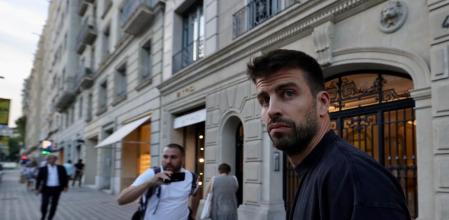 Momento en el que Piqué sale del despacho de Tamborero Abogados visiblemente irriitado.