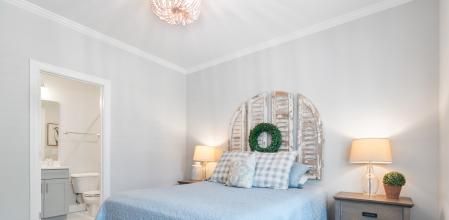 Cabecero con antiguas ventanas