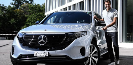Roger Federer con el Mercedes-Benz EQC