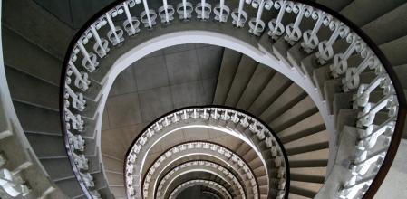 Escaleras interiores del Parlamento de Bucarest