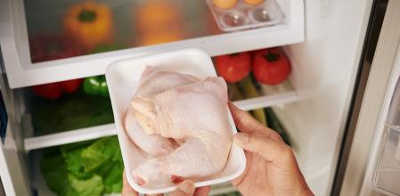 La carne y el pescado deben almacenarse en los estantes inferiores de la nevera