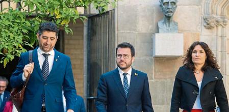 GRAFCAT7685. BARCELONA (ESPAÑA), 17/05/2022.- El presidente de la Generalitat, Pere Aragonès (c) el vicepresidente del Govern Jordi Puigneró (i) y la consellera de la Presidencia, Laura Vilagrà (d) se dirigen a la reunión semanal del Govern, celebrada este martes, en un momento de tirantez en las relaciones entre ERC y los comunes por las últimas informaciones sobre espionaje político en Barcelona, mientras sigue sin recomponerse el consenso en torno a la defensa del modelo educativo catalán. EFE/Marta Pérez