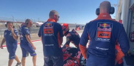 Los dos mecánicos de azul de la izquierda frenaron a Adrián Fernández