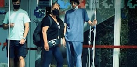 Camilo junto a su madre, a las puertas del hospital