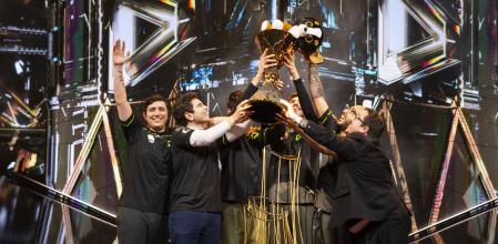 El equipo brasileño LOUD levantando el trofeo en la final del mundial Valorant Champions 2022
