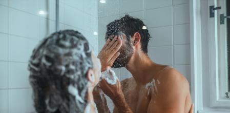 Ducharse en pareja, la propuesta de una ministra suiza para ahorrar energía