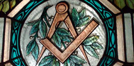 Detalle de una ventana en antigua casa masónica de la logia 'Zur Rose am Teutoburger Walde', Detmold, Renania del Norte-Westfalia, Alemania