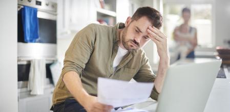 Hombre agobiado por las deudas