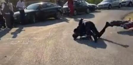 Llega a su boda en moto y sufre una aparatosa caída que le deja una grave fractura en la clavícula