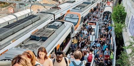 FOTO ALEX GARCIA LAS OBRAS DEL AVE EN LA ESTACION DE LA SAGRERA INTERRUMPE EL TRAFICO DE TRENES Y MUCHAS LINEAS QUE ATRAVIESAN BARCELONA. TRENES DE RODALIES. ERCANIAS RENFE ADIF Y DE MEDIA DISTANCIA LLEGAN A LA ESTACION DE SANT ANDREU COMTAL. LOS USUARIOS SE DIRIGEN AL METRO DE SANT ANDREU PARA ADENTRARSE EN LA CIUDAD 2022/09/19
