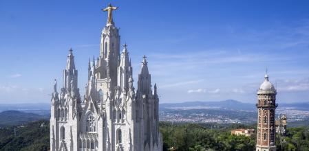 Vistas con el templo del Sagrado Corazón de Jesús en primer plano.