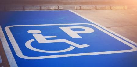 Plaza de aparcamiento reservada a personas discapacitadas o con movilidad reducida