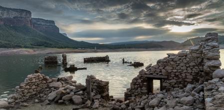 La sequía en el pantano de Sau deja al descubierto las ruinas del pueblo antes sumergido.