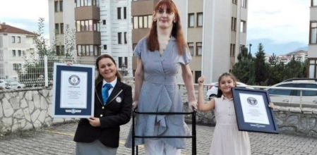 Rumeysa Gelgi recibiendo un récord Guinness