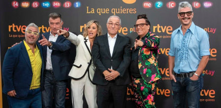 Xavier Sardà, rodeado de parte de su equipo de colaboradores de 'La gran confusión'