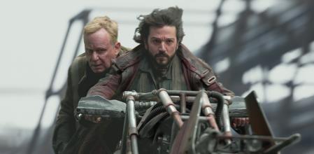 Cuando llega Luthen Rael (Stellan Skarsgard), también llega lo bueno.