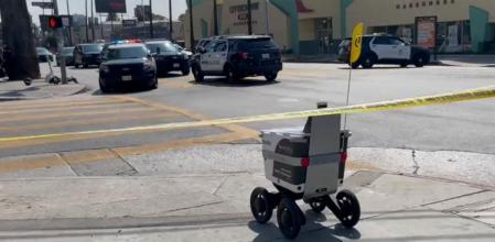 Un robot repartidor de comida se cuela en la escena de un crimen ante la mirada atónita de la policía