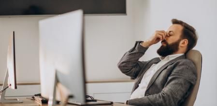 Hombre con barba preocupado frente a ordenador