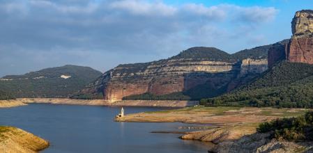 Vista del pantano de Sau con poca agua.