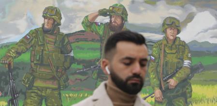 Moscow (Russian Federation), 21/09/2022.- A man walks past an apartment block decorated with a mural depicting Russian troops, in Moscow, Russia, 21 September 2022. The Russian president announced in a televised address to the nation that he has signed a decree on partial mobilization in the Russian Federation, with mobilization activities starting on 21 September. Russian citizens who are in the reserve will be called up for military service. (Rusia, Moscú) EFE/EPA/MAXIM SHIPENKOV