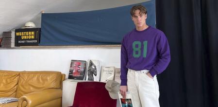 El modelo Andrea Faccio con una sudadera de Mango