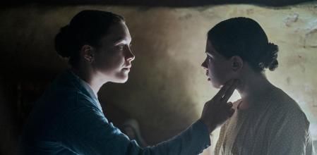 Florence Pugh es una enfermera inglesa que viaja a Irlanda para observar a Anna, interpretada por