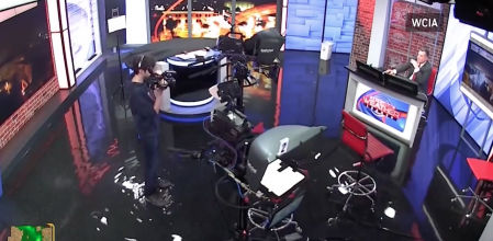 Un plató de televisión se inunda en Illinois (Estados Unidos) en plena retransmisión de la información meteorológica
