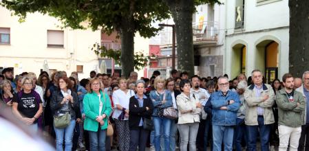Vecinos de Campdevànols en la concentración contra los feminicidios