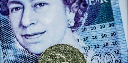 foto XAVIER CERVERA 17/09/2014 la libra esterlina (sterling pound GBP) es la moneda del reino unido de la gran bretana (inglaterra, escocia, gales) y irlanda del norte, y quien lo rige es el Bank of England; hay temor por parte de escoceses, de si gana el 'yes' en el referendum del 18 setiembre pierdan la union monetaria britanica, teniendo los scottish q buscar nueva moneda..o empezar con el euro. Aunq quieren independencia manteniendo la libra esterlina y tambien la reina Isabel II como jefa de estado. en la imagen, una libra en moneda, y un billete de 20 libras (ambas con la imagen de HM Queen Elizabeth II, quien ha manifestado q los escoceses voten despues de haberlo pensado cuidadosamente)