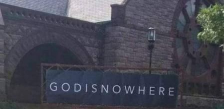 El curioso cartel de una iglesia que se ha hecho viral por dividir a los creyentes de los no creyentes