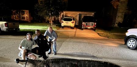 Un caimán de casi cuatro metros da un paseo por un barrio residencial y descansa bajo un coche