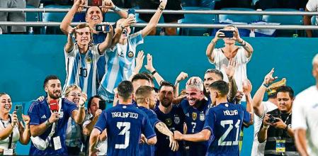 Argentina's Lionel Messi (C) celebrates with his team after scoring a goal during the international friendly match between Honduras and Argentina at Hard Rock Stadium in Miami Gardens, Florida, on September 23, 2022. (Photo by CHANDAN KHANNA / AFP)