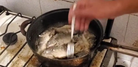 El hombre solo necesita aceite y una sartén para cocinar sus platos