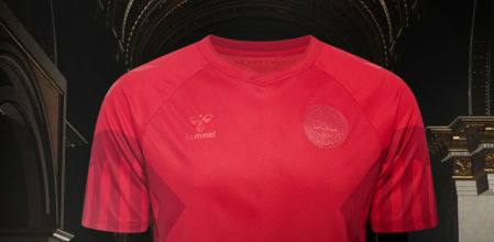 La camiseta totalmente roja de Dinamarca para protestar contra Qatar.