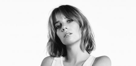 Maya Hawke en la nueva campaña de Calvin Klein