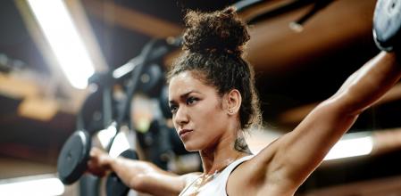 La postura del ejercicio pájaro exige una mayor fuerza y fortalece los músculos.