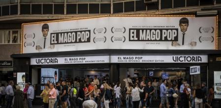 17 - 09 - 2022 / Barcelona / Avenida Paral.lel / Foto: Llibert Teixidó - Gente saliendo del teatro
