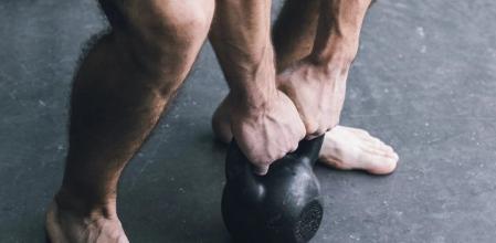 En plataformas de redes sociales como TikTok, la tendencia se sigue con el hashtag #barefoottraining