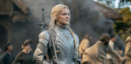 Morfydd Clark es Galadriel, quien tiene entre ceja y ceja que debe ejecutar un genocidio contra los orcos.