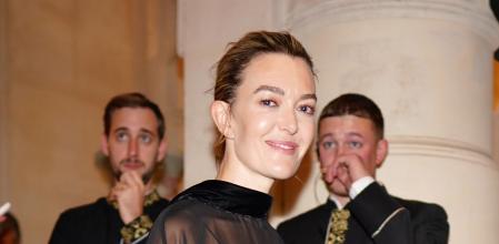 Detalle de la capa de gasa semitransparente de Marta Ortega