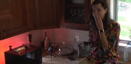 La historia del 'yotuber' que dotó de ‘alma’ su microondas y este intentó matarlo