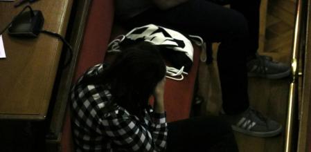 L'acusada d'induir el parricidi de Vilanova i la Geltrú el 2019 es tapa la cara durant el judici amb jurat a l'Audiència de Barcelona.