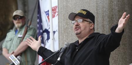 Stewart Rhodes, líder de Oath Keepers, durante una manifestación por el derecho a llevar de armas en el Capitolio del estado de Connecticut
