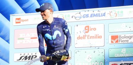 Enric Mas celebrando su triunfo en el Giro de Emilia donde Alejandro Valverde fue cuarto.