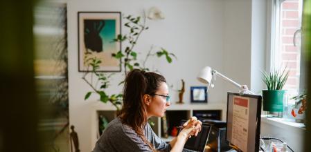 Woman receiving information on her electronic tickets - is traveling finally possible after the pandemic?