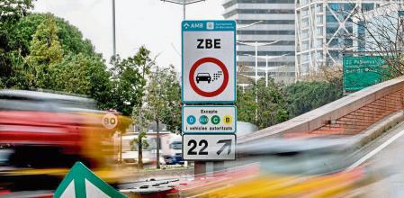 Un cartel que avisa de que se está ingresando en una Zona de Bajas Emisiones (ZBE) de Barcelona