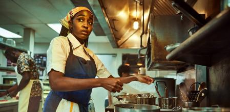 Sydney (Ayo Edebiri) entra a trabajar en el restaurante por su admiración por Carmen y no se corta a la hora de proponer mejoras.